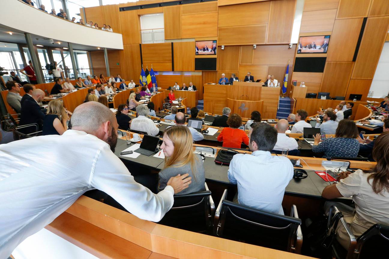 Julien Uyttendaele (PS) met Ariane de Lobkowicz-d'Ursel (Défi) in het Brussels parlement in juni 2022