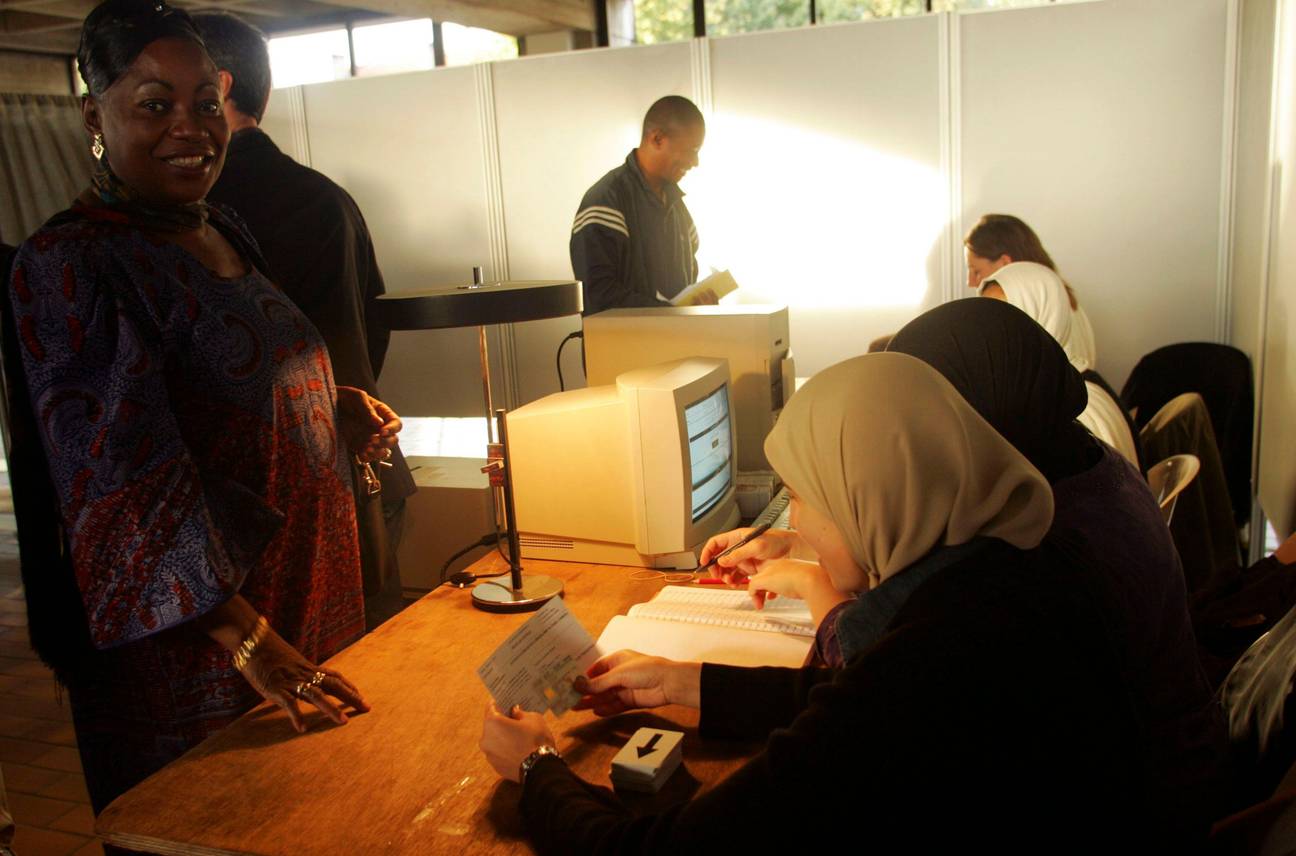 Een vrouwelijke bijzitter met hoofddoek in Anderlecht (gemeenteraadsverkiezingen van 8 oktober 2006)