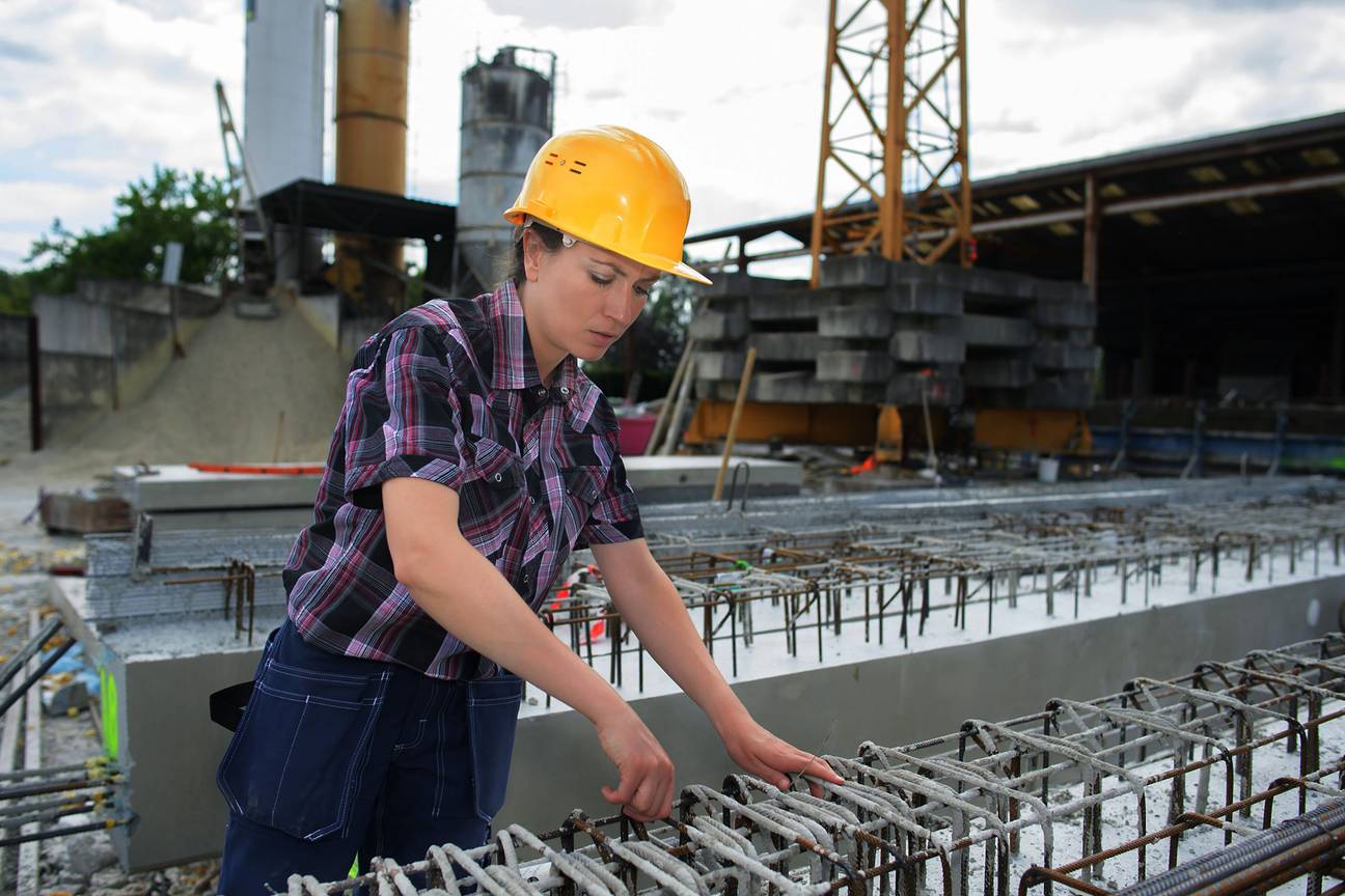 Vrouwen in de bouwsector metaalvlechter ruwbouw bouwwerf arbeider