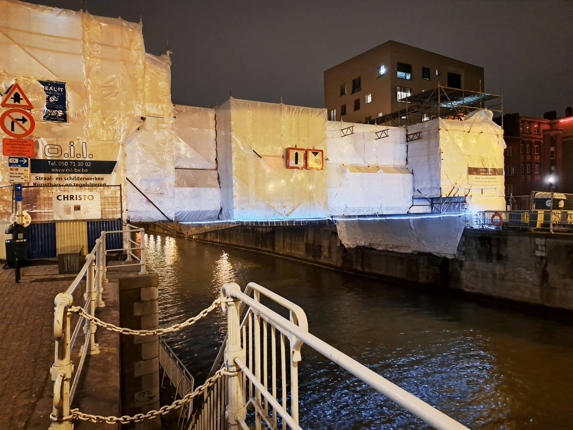 De met krimpfolie ingepakte historische Godshuizenbrug over het kanaal