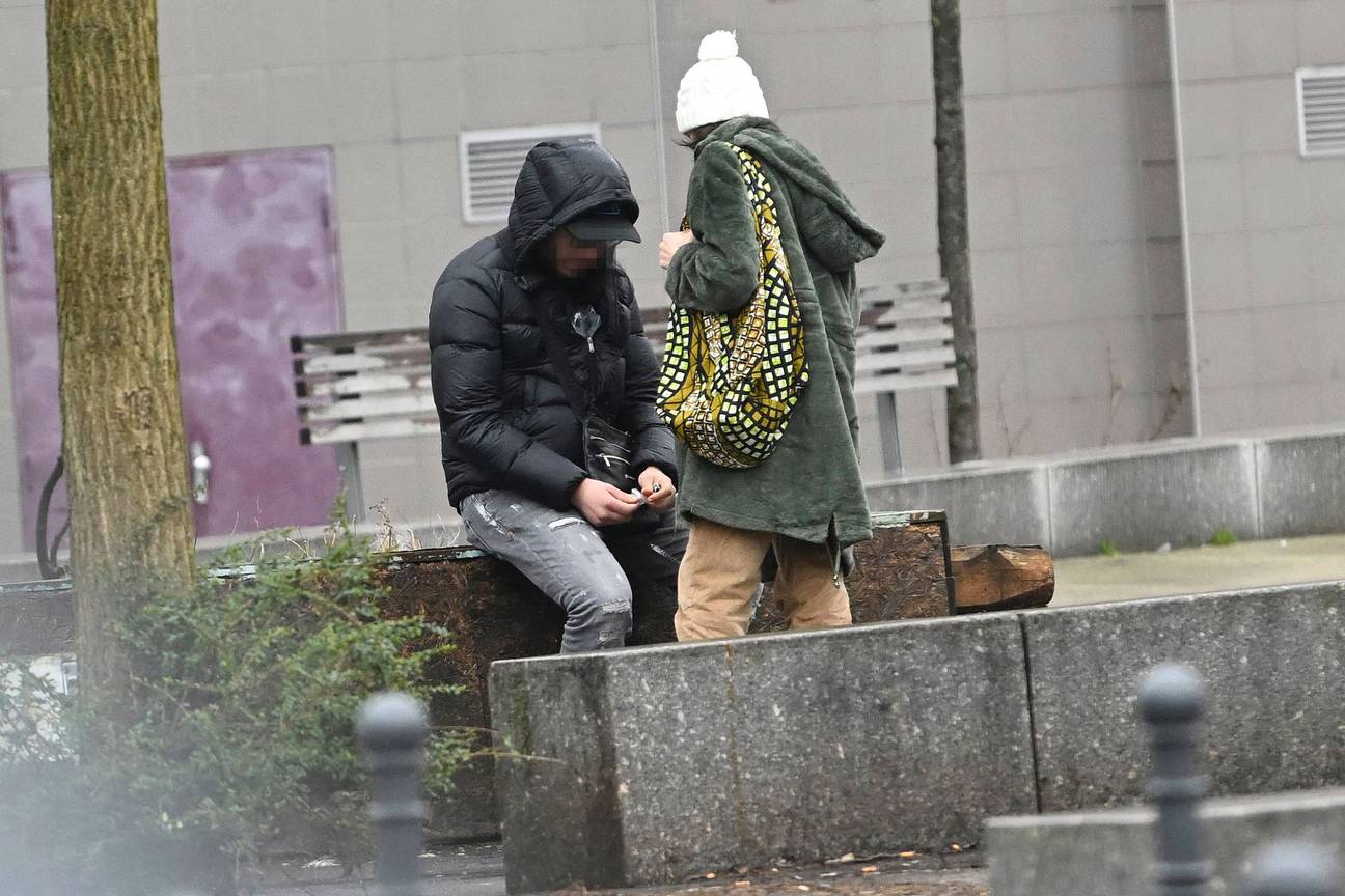 Drugdealers in Sint-Gillis: schaamteloos en openbaar.