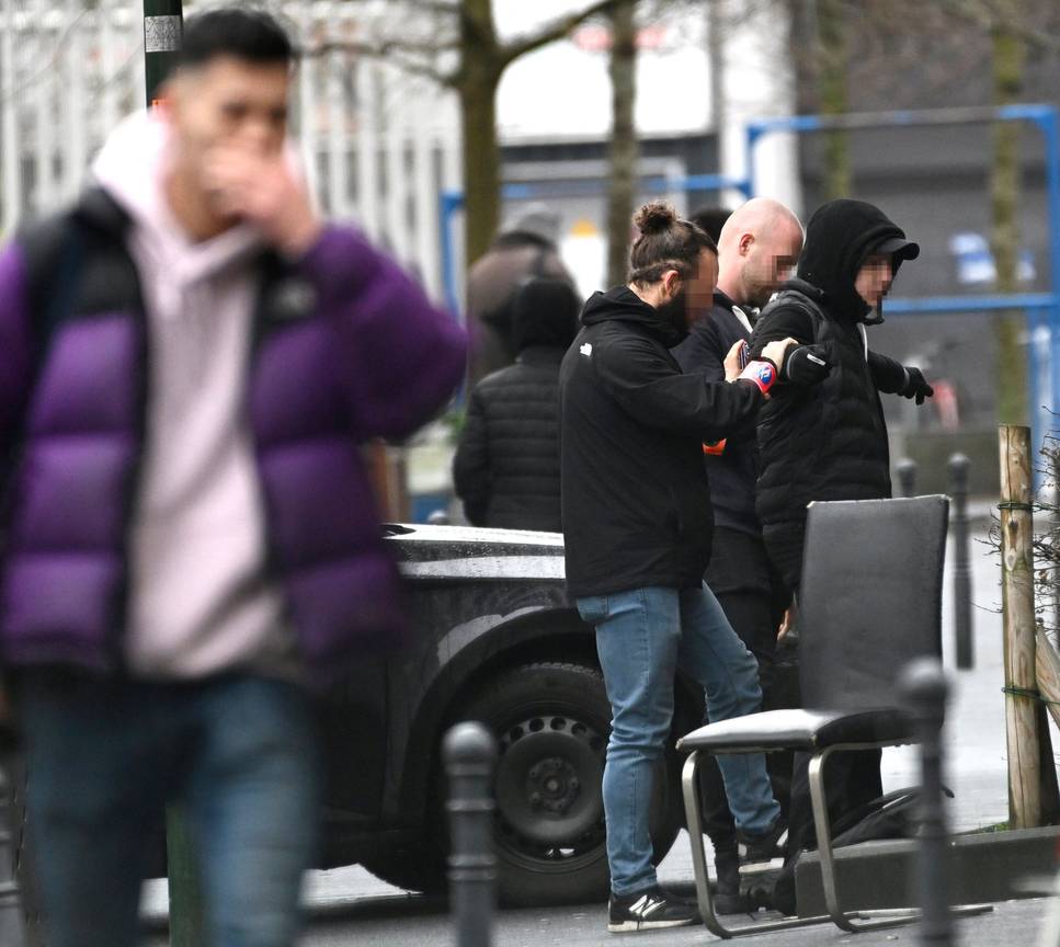 Een politie-interventie bij drugdealers in Sint-Gillis.