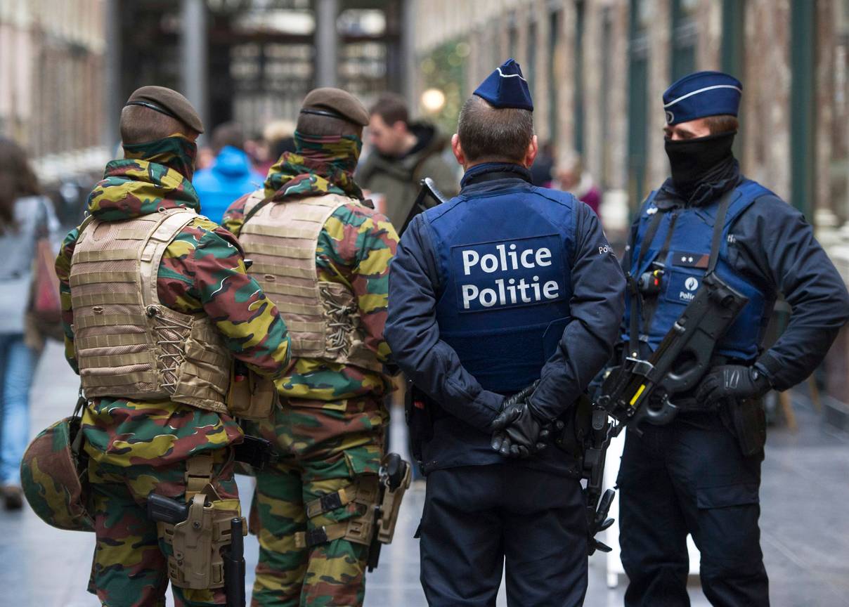 Politie, bijgestaand door militairen van het Belgisch leger in Brussel.
