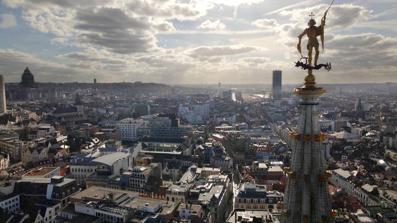 Vergezicht over Brussel, met Sint-Michiel en de draak op de spits van de toren van het stadhuis