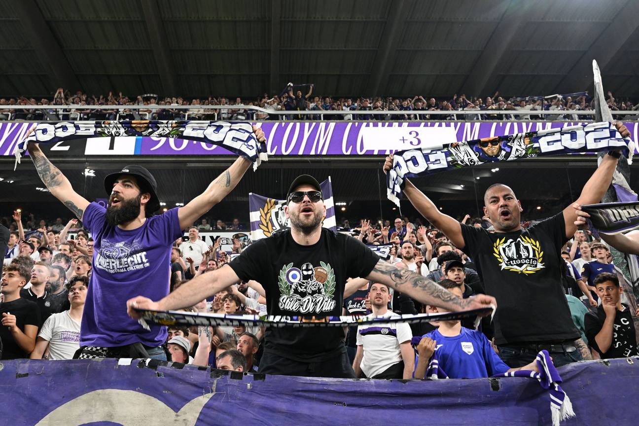 20240514 Supporters van RSC Anderlecht tijdens de Play off 1-wedstrijd tegen KRC Genk