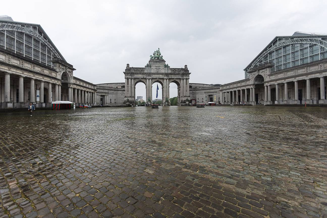 20240527 Het Jubelpark, met rechts naast de triomfboog het Koninklijk Legermuseum en links Autoworld