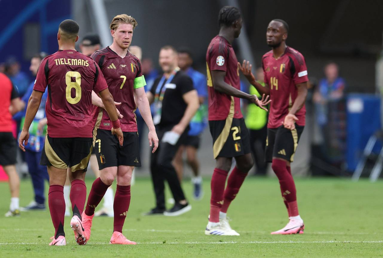 Youri Tielemans en Kevin De Bruyne tijdens de wedstrijd met de Rode Duivels tegen Slowakije op 17 juni 2024