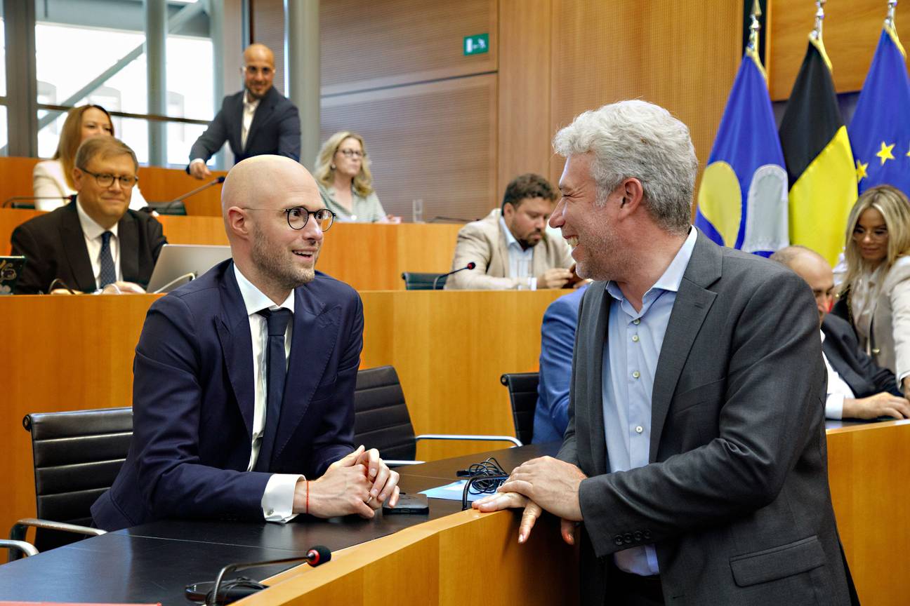 David Leisterh (MR) en Alain Maron (Ecolo) bij de eedaflegging in het Brussels parlement op 25 juni 2024