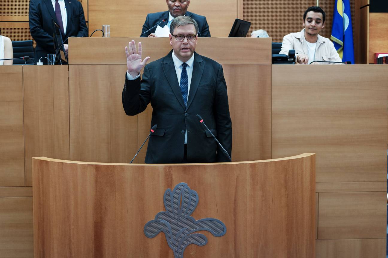 2 juli 2024: Gaëtan Van Goidsenhoven (MR) legt de eed af in het parlement van de Fédération Wallonie-Bruxelles