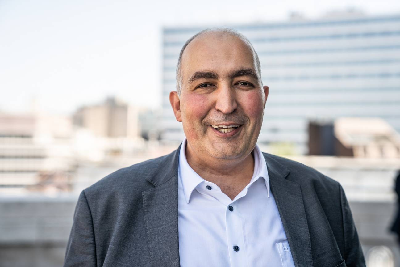 Fouad Ahidar (Team Fouad Ahidar) op het balkon van het Brussels Parlement