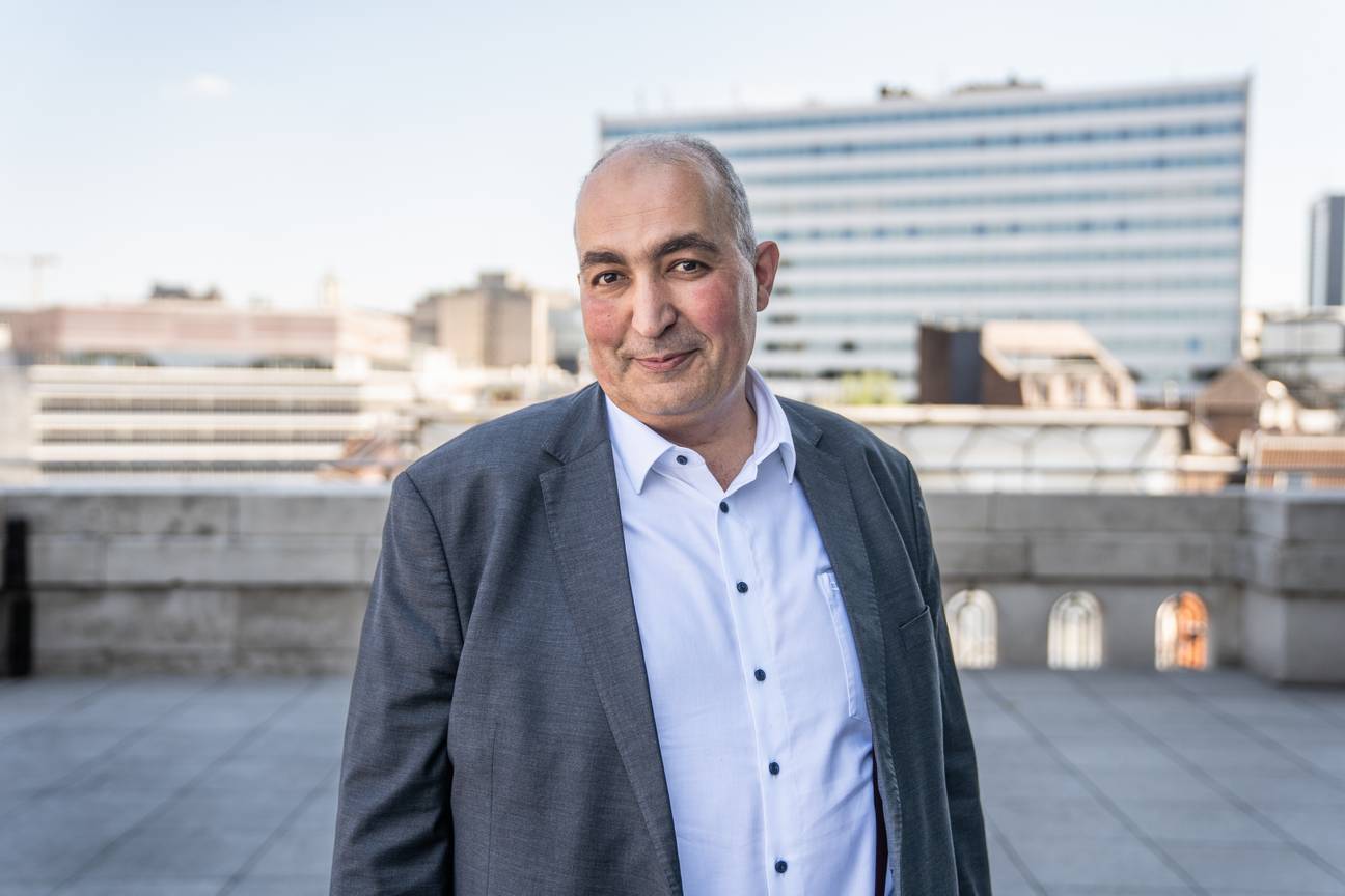 Fouad Ahidar (Team Fouad Ahidar) op het balkon van het Brussels Parlement