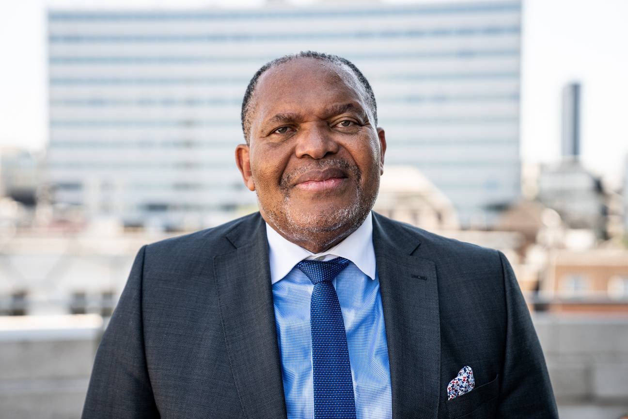 Bertin Mampaka Mankamba (MR) op het balkon van het Brusels Parlement