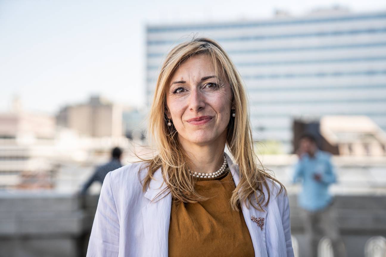 Celia Groothedde (Groen) op het balkon van het Brusels Parlement