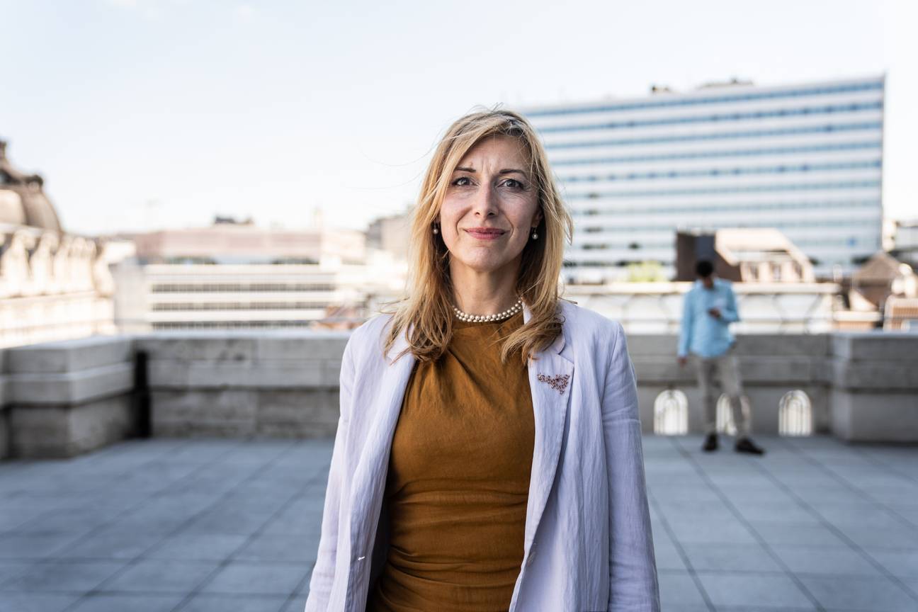 Celia Groothedde (Groen) op het balkon van het Brusels Parlement