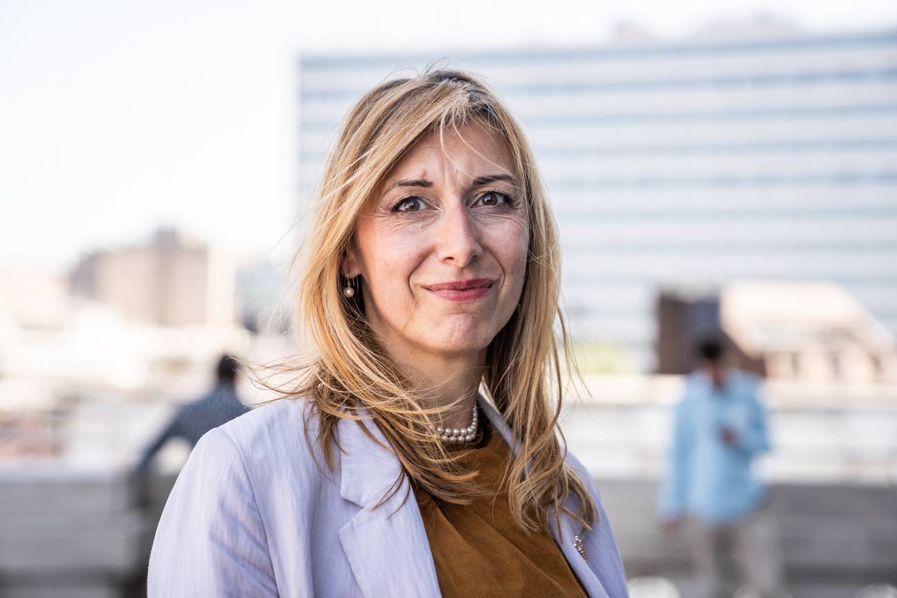 Celia Groothedde (Groen) op het balkon van het Brusels Parlement