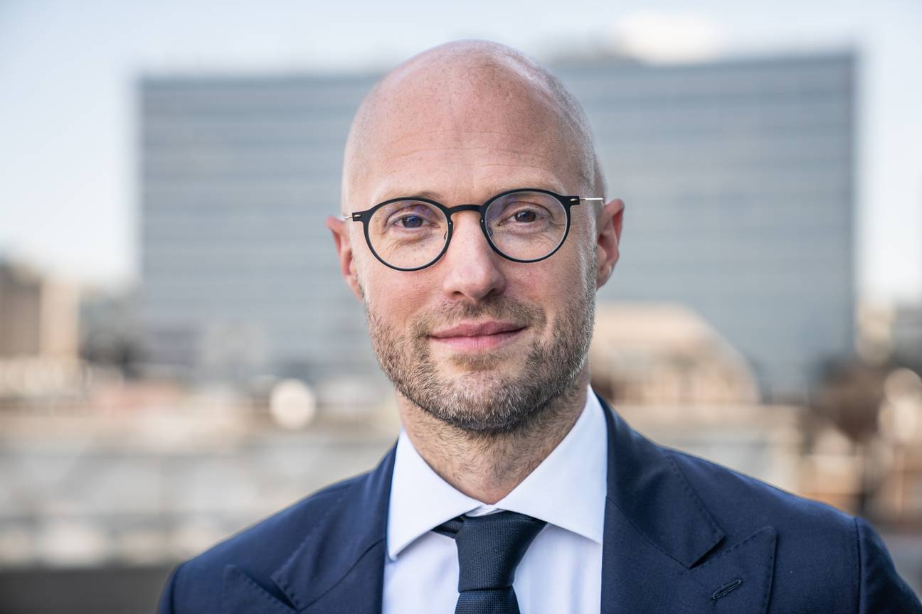 David Leisterh (MR) op het balkon van het Brussels Parlement