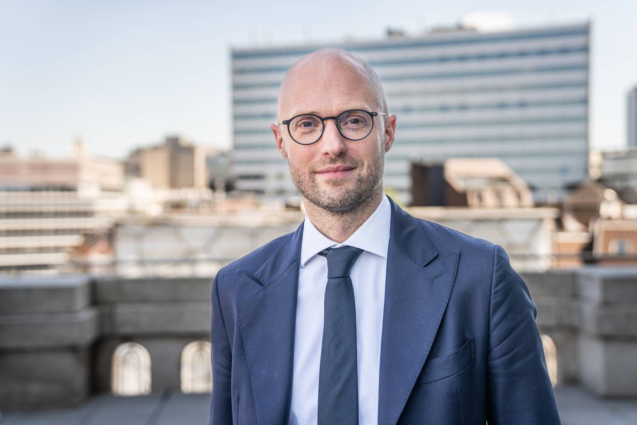 David Leisterh (MR) op het balkon van het Brussels Parlement