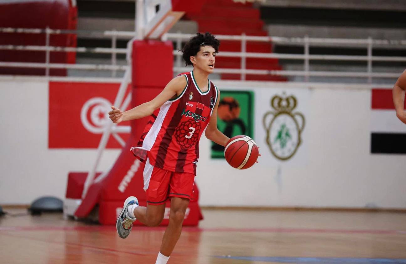 Het 18-jarige Brusselse basketbaltalent Adam Buyetue in actie bij de Marokkaanse nationale ploeg