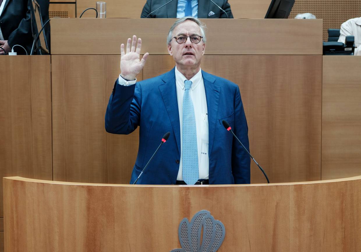 Vincent De Wolf (MR) tijdens zijn eedaflegging in het Brussels parlement op 25 juni 2024