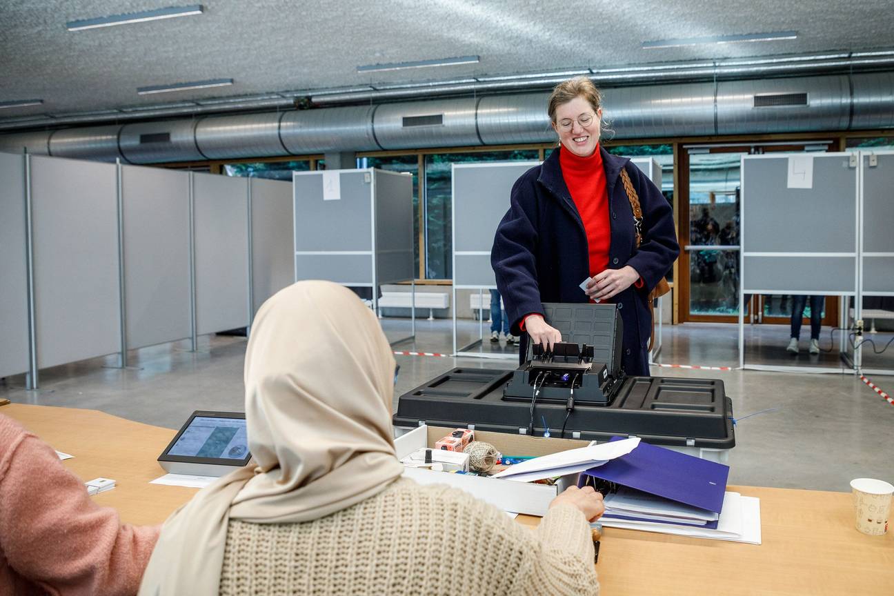 Gemeenteraadsverkiezingen 13 oktober 2024: burgemeester Cathérine Moureaux (PS) brengt haar stem uit in Molenbeek.