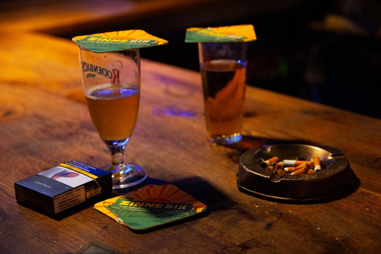 BRZ 20250212 1922 Roken op cafe 16