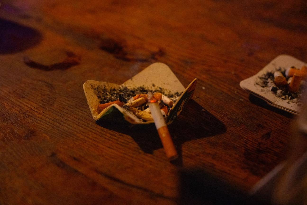 BRZ 20250212 1922 Roken op cafe 6