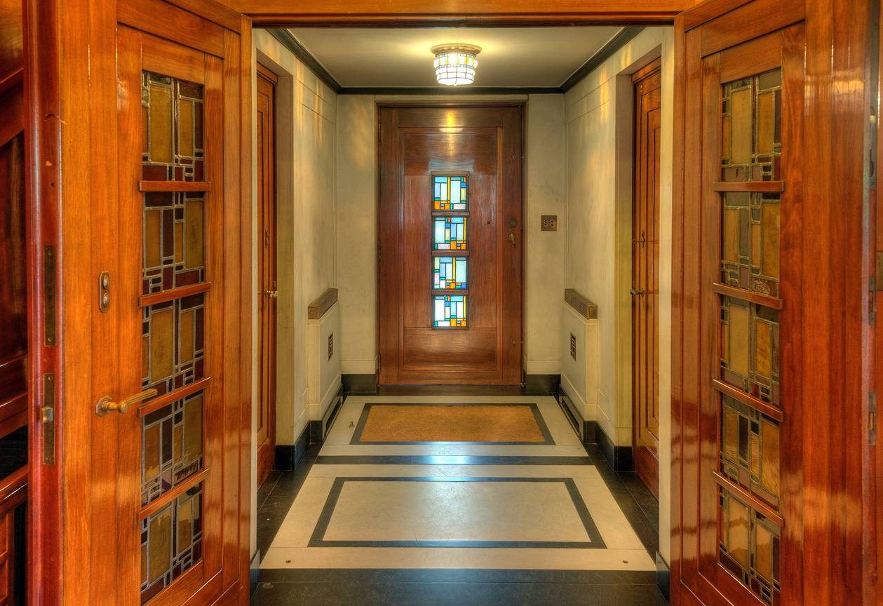 BRZ 20250423 1932 ART DECO Van Buuren Vue vers la porte dentree