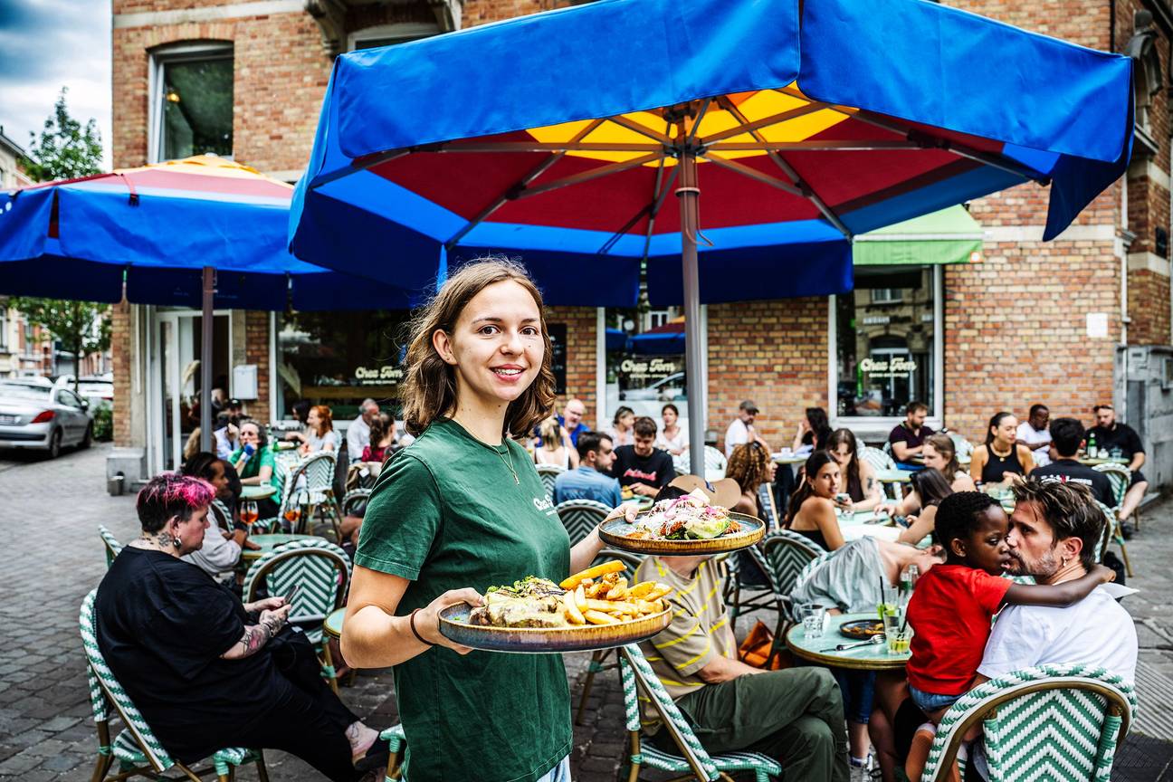 BRZ 20250820 1944 EAT AND DRINK Chez Tom