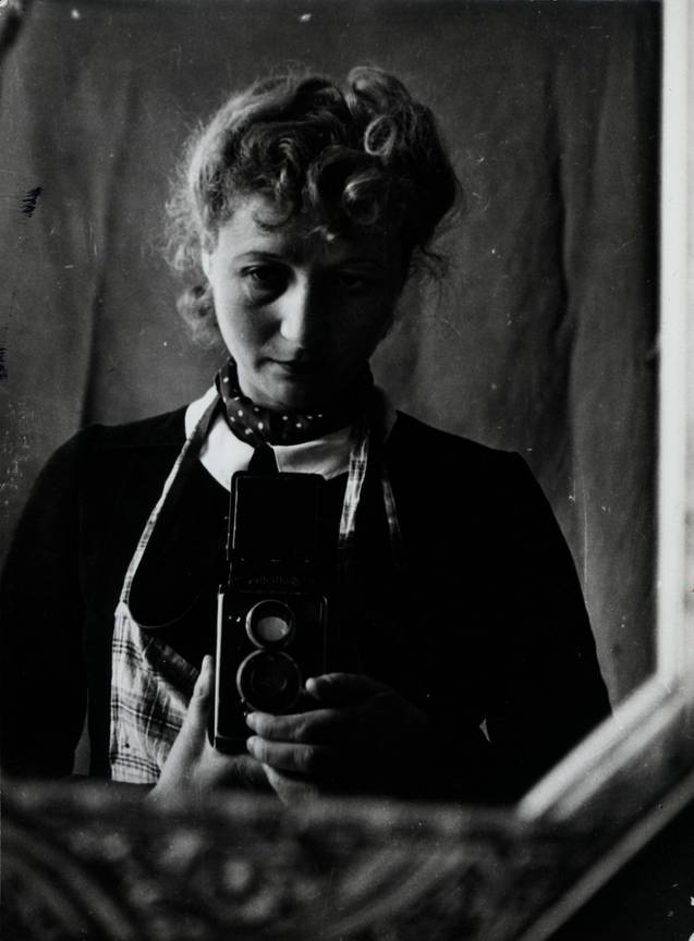 BRZ 20260401 1973 Julia Pirotte Mon autoportrait dans la glace (avec tablier) Marseille 1943 epreuve a la gelatine argentique coll Musee de la Photographie