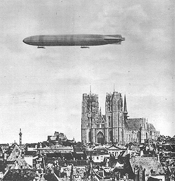 Zeppelin boven Sint Goedelekathedraal
