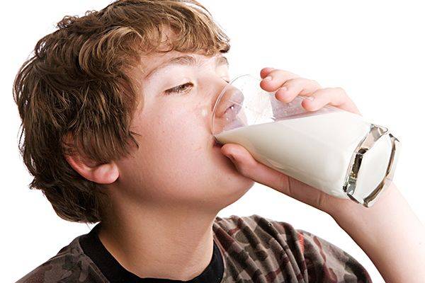 jongen drinkt melk rgb 300dpi