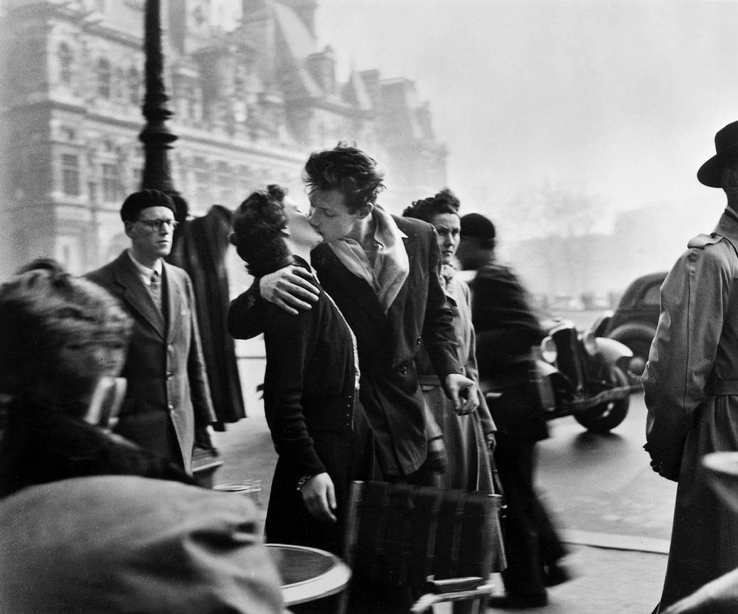 1587 Robert Doisneau- Le baiser de Lhotel de ville- 1950