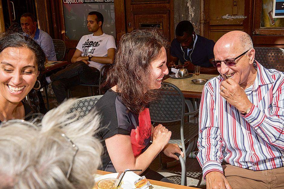 Femme au Cafe BRUZZ ACTUA 1571