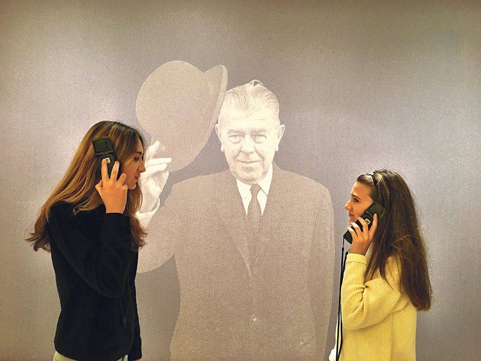 Magritte Museum audioguides children teenagersBRUZZ 1554