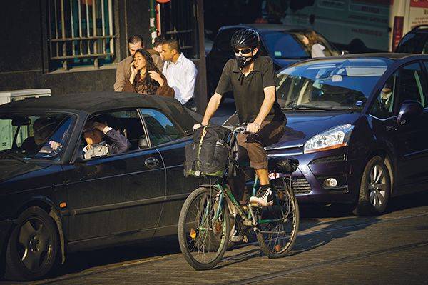 Fietsen in Brussel masker tegen fijn stof