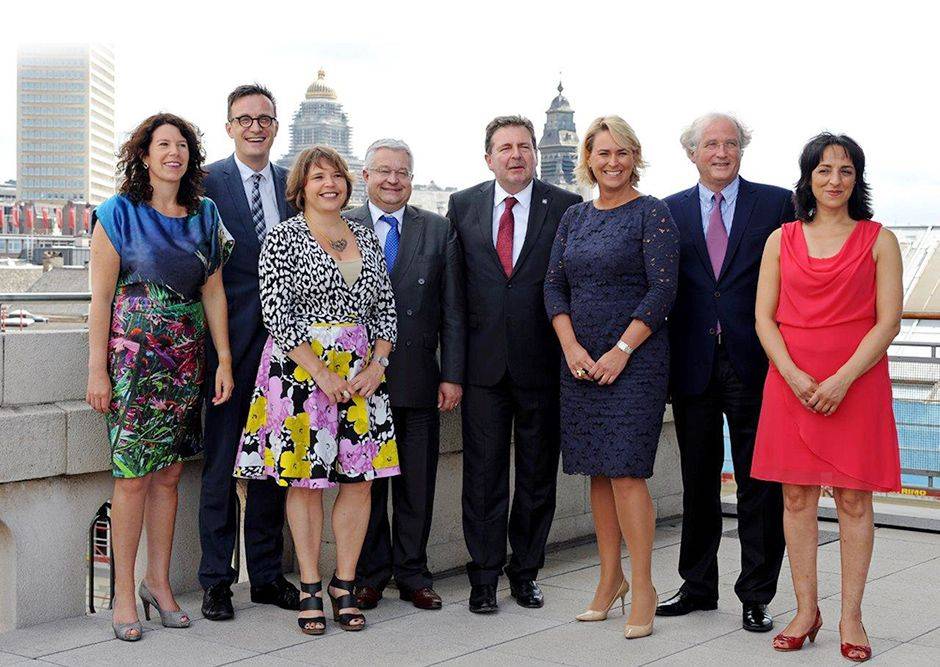 Van links naar rechts: Bianca Debaets, Pascal Smet, Cécile Jodogne, Guy Vanhengel, Rudi Vervoort, Céline Fremault, Didier Gosuin en Fadila Laanan van de Brusselse regering.