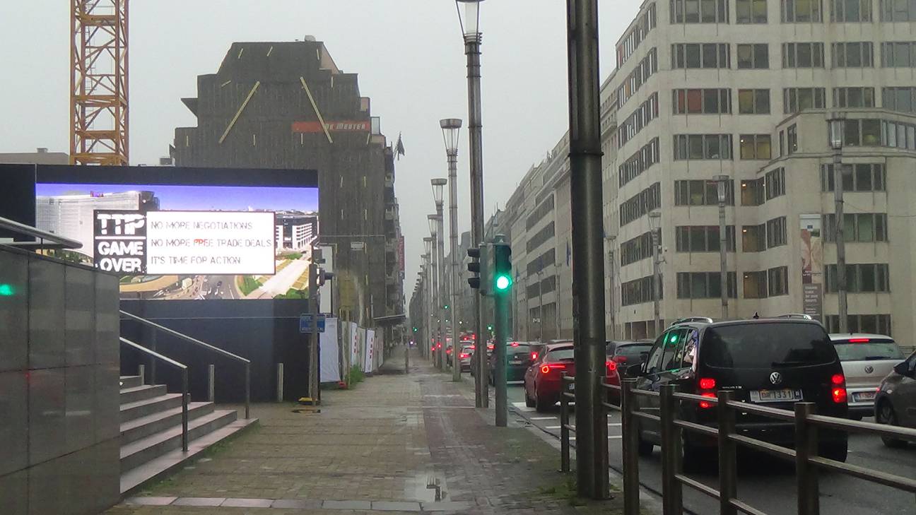 De anti-TTIP slogans op het scherm aan de Europese Commissie. 