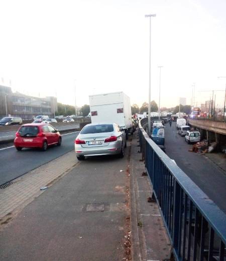 Het fietspad op de Van Praetbrug wordt ingenomen door wagens.