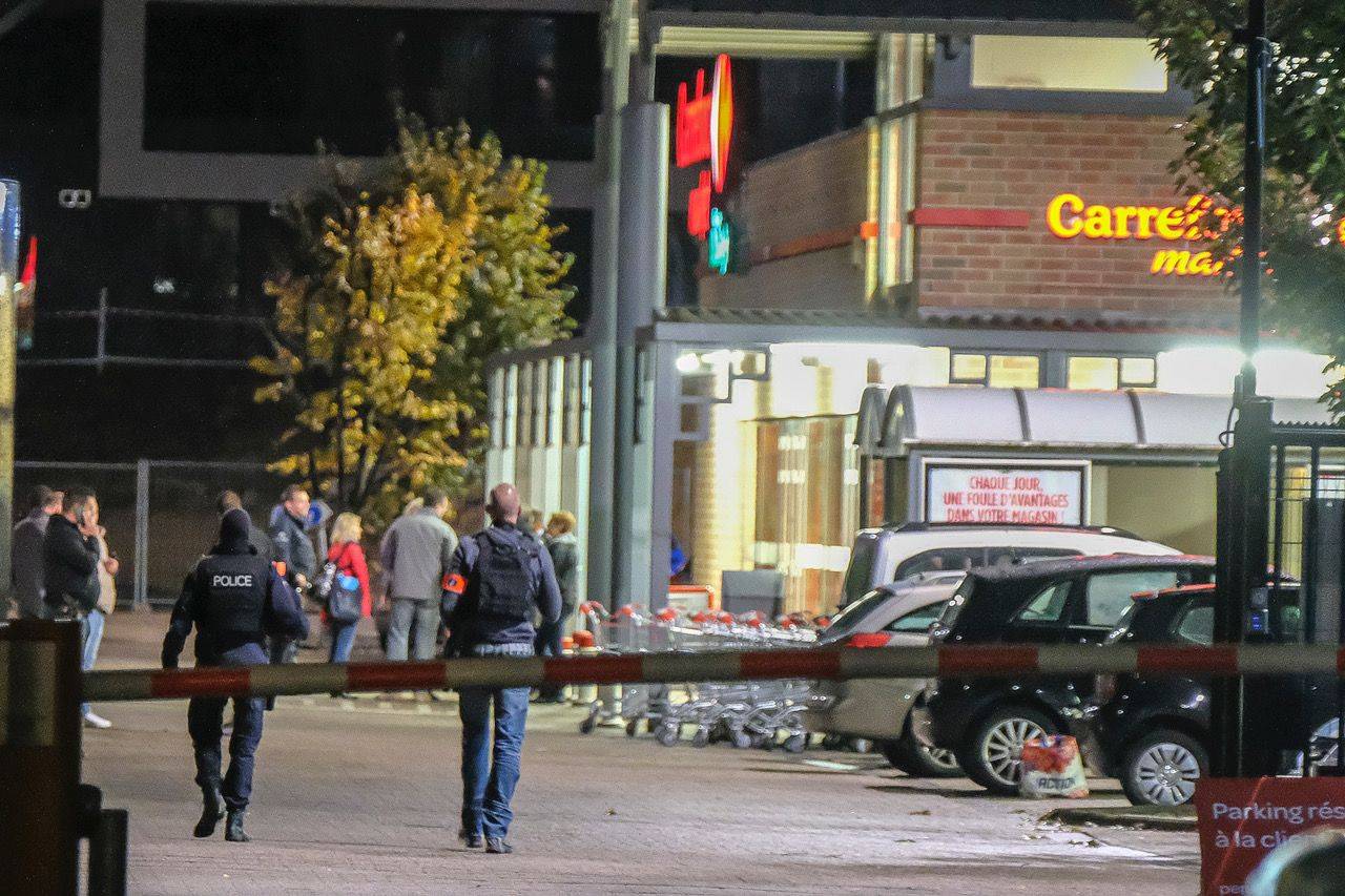 Een man gewapend met een mes gijzelde dinsdagavond verschillende mensen in een Carrefour Market in de Alsembergesteenweg in Vorst.