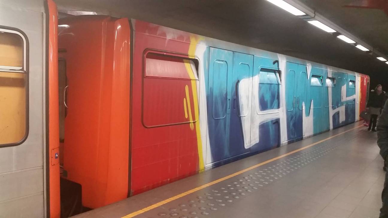 metrostel met graffiti