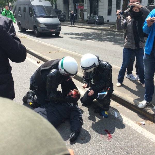 Tanguy F. sloeg op de nationale betoging commissaris Vandermissen neer. © Frédéric Delepierre via Twitter
