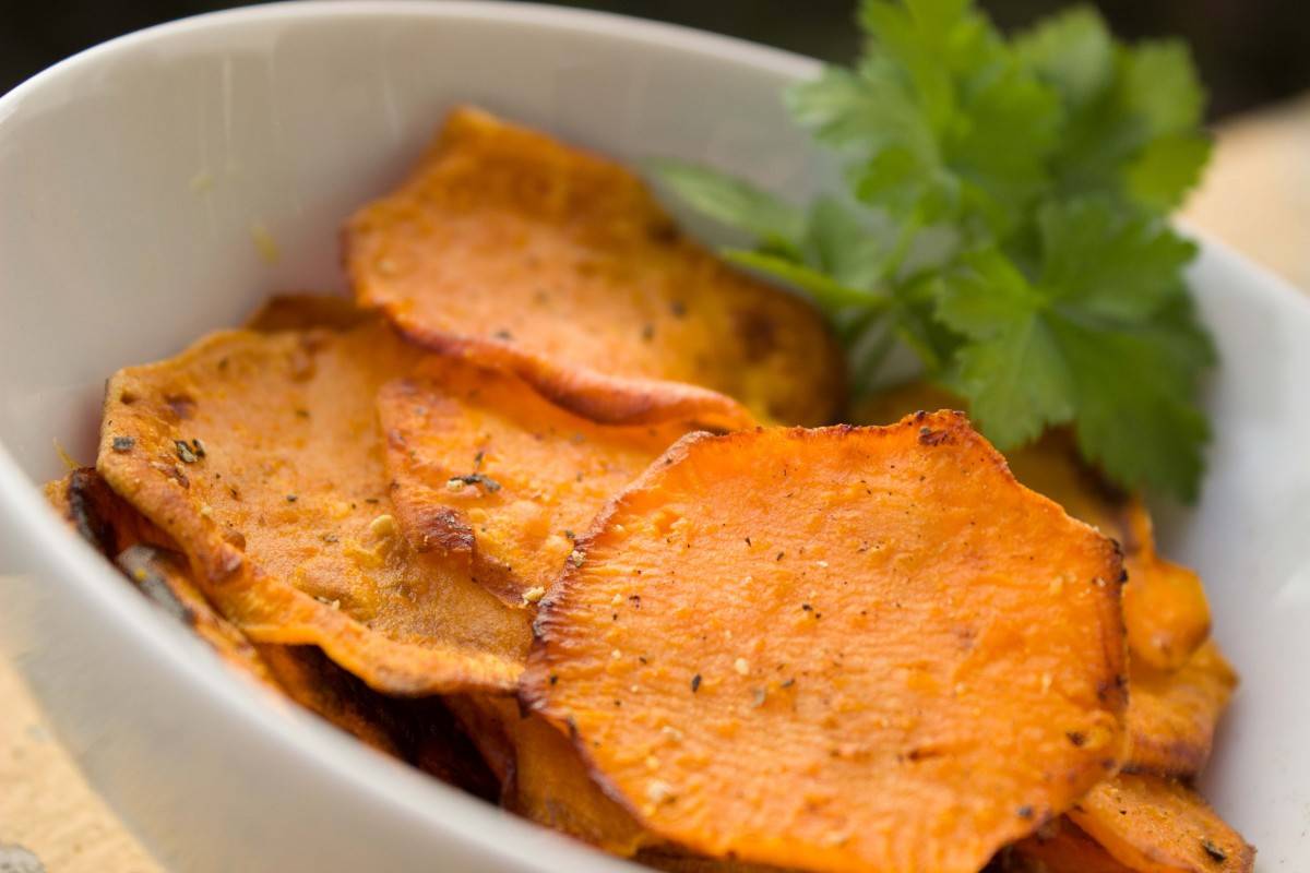 yam_chips_potato_sweet_potato_chips_healthy_snack_vegetarian_vegan-1026770_creative_commons