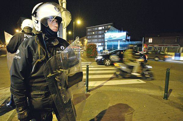 politie bij rellen Molenbeek