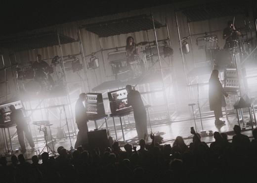 Soulwax nam voor zijn ziedende elektrorock plaats in een industrieel uitziende controlekamer