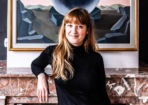 Kunsthistorica Marie Godet voor een werk van de surrealistische kunstenares Jane Graverol.