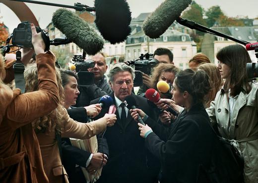 Filmster Daniel Auteuil speelt een gereputeerde advocaat die van zijn voetstuk valt, wanneer zijn gezin het jarenlange zwijgen doorbreekt.