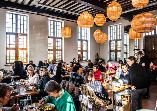 Slot serveert zijn lunches in een uniek zestiende-eeuws landhuis.