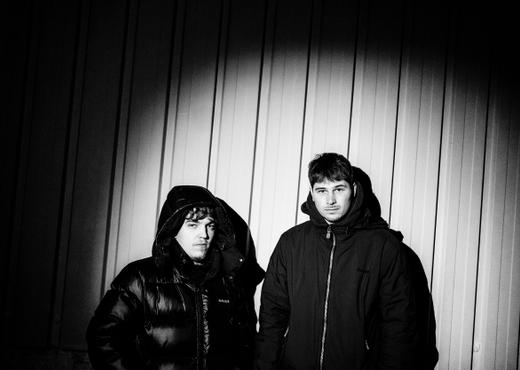 ELES, het pseudoniem van Brusselaar Lucas De
Smet (rechts), debuteert deze week zelf als rapper met de ep Van streek, een samenwerking met beatmaker Sachtag (links).