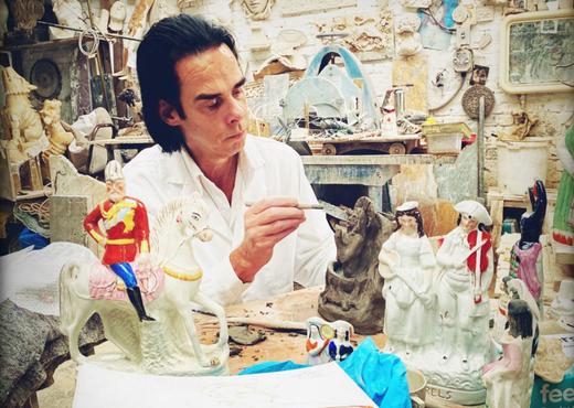 Nick Cave aan het werk in zijn atelier