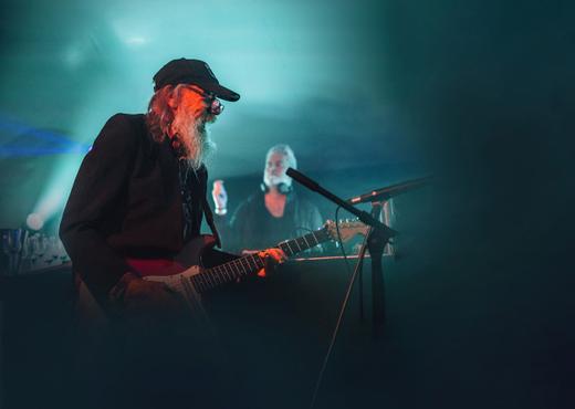Buscemi en Roland (foto) bundelen hun muzikale mojo’s op Plazey.